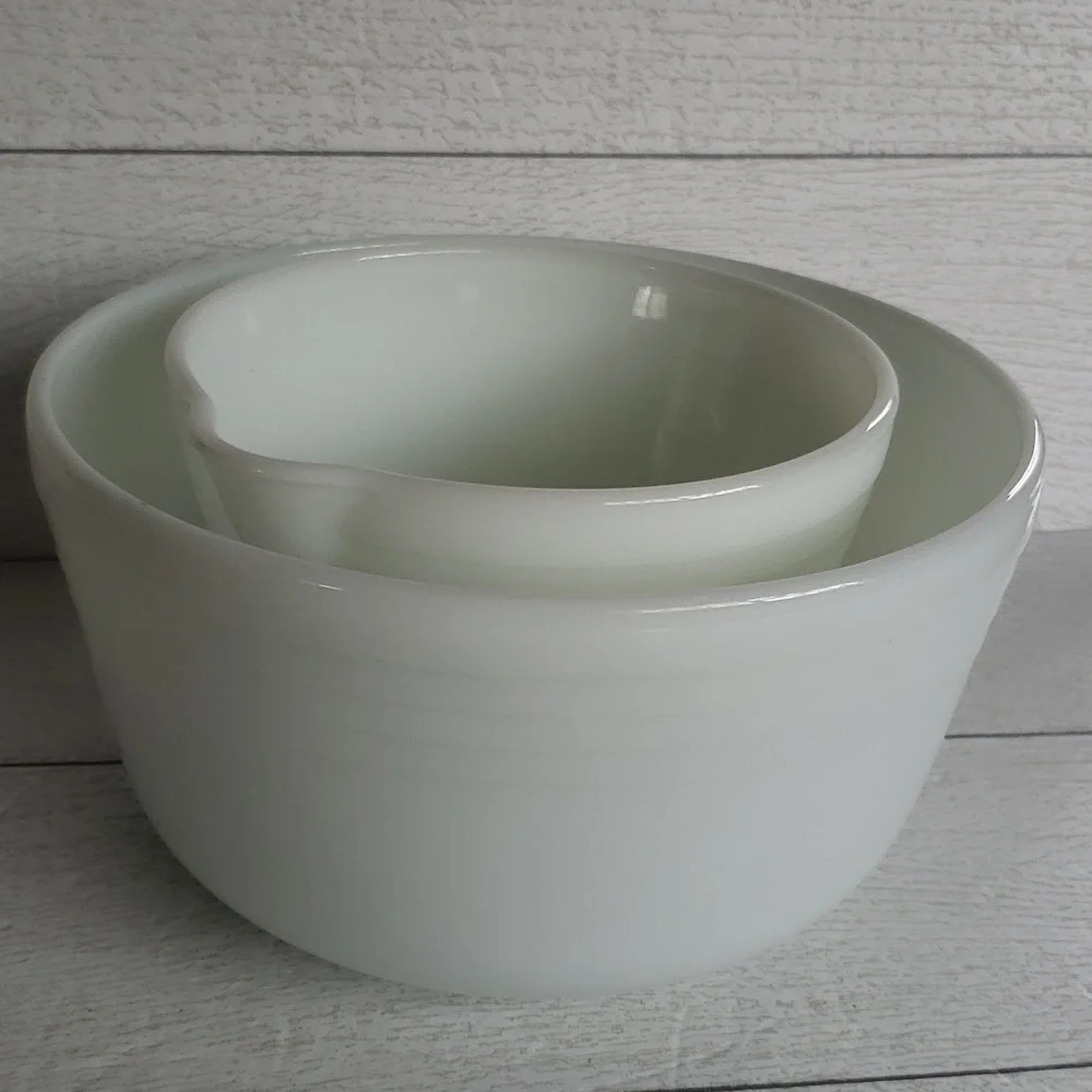 Pyrex milk glass mixer bowls set of 2